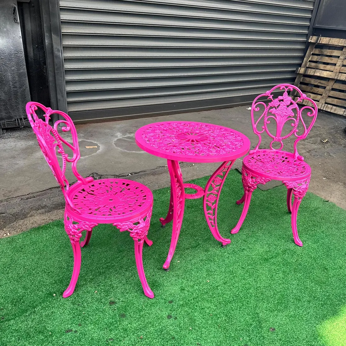 Choosing a Two-Person Cast Table Set for a Small Balcony